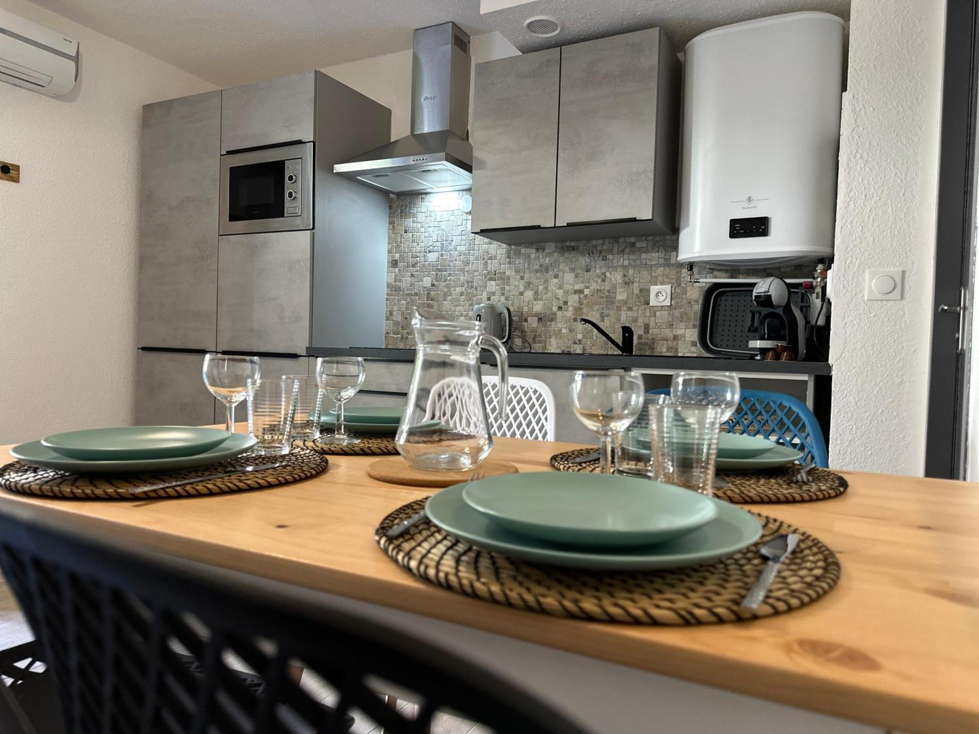 Appartement Climatise Avec Chambre Et Parking Privatif Locations Vld Camargue Saintes-Maries-de-la-Mer Kültér fotó