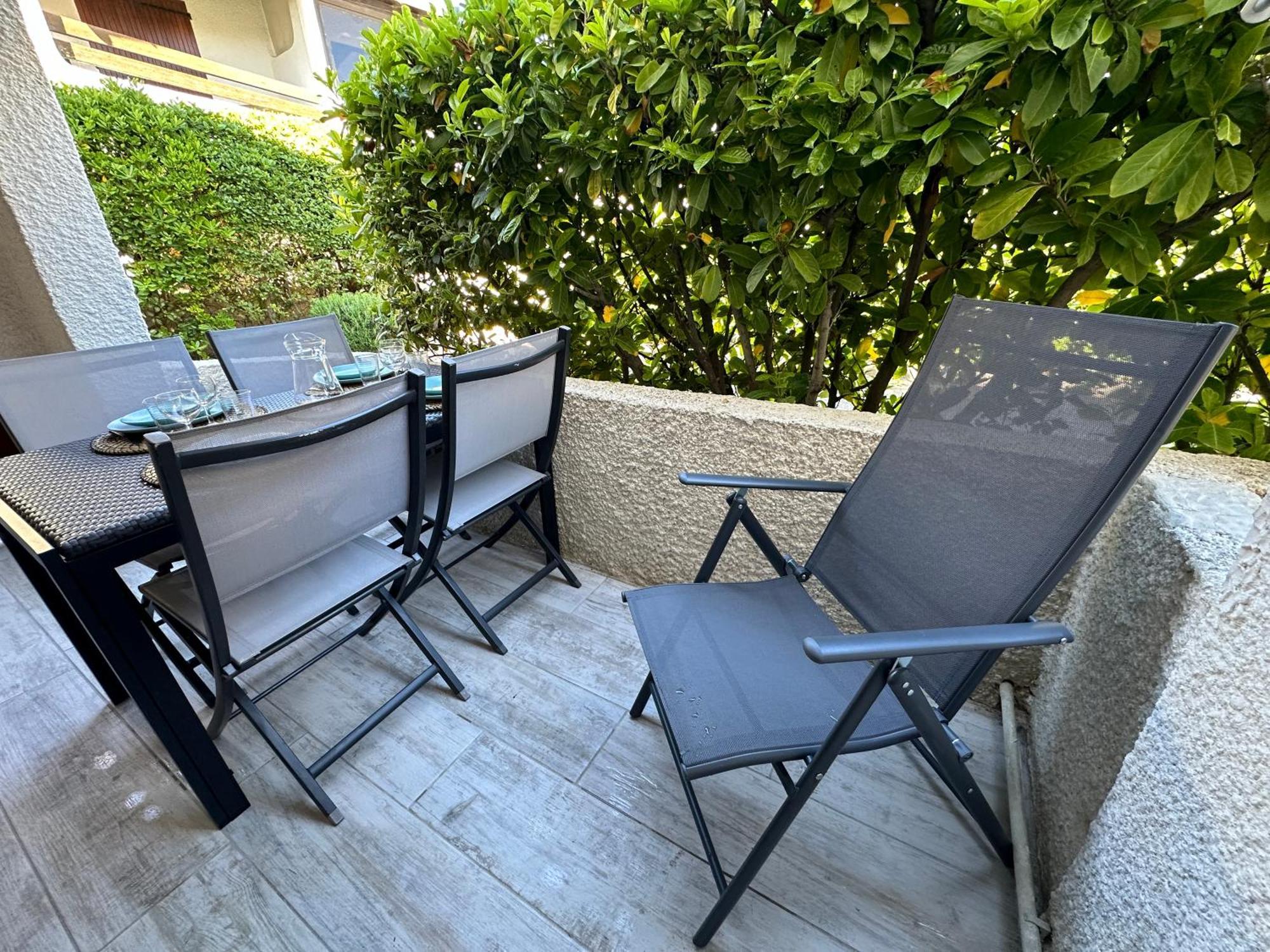 Appartement Climatise Avec Chambre Et Parking Privatif Locations Vld Camargue Saintes-Maries-de-la-Mer Kültér fotó